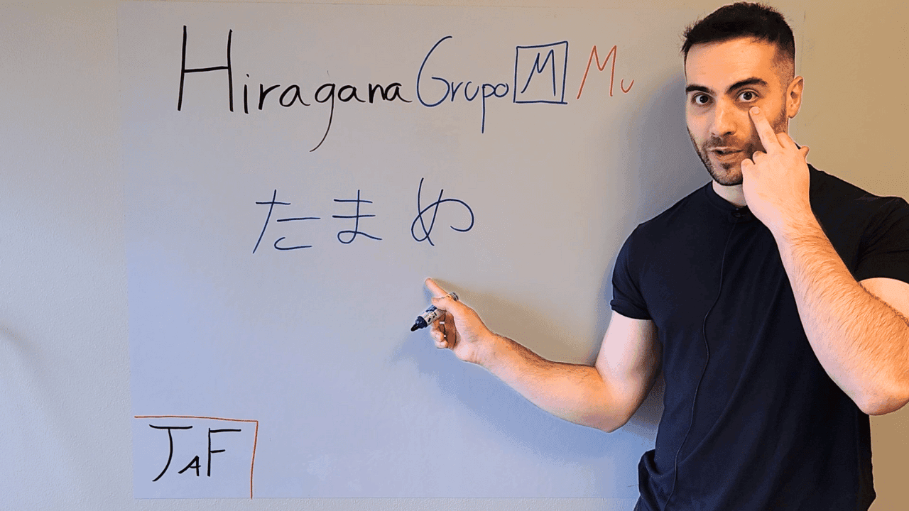 Miguel dando una clase de japonés con pizarra