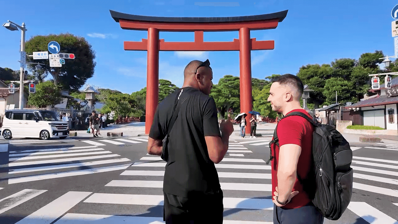 Miguel con un alumno en una puerta torii en Japón