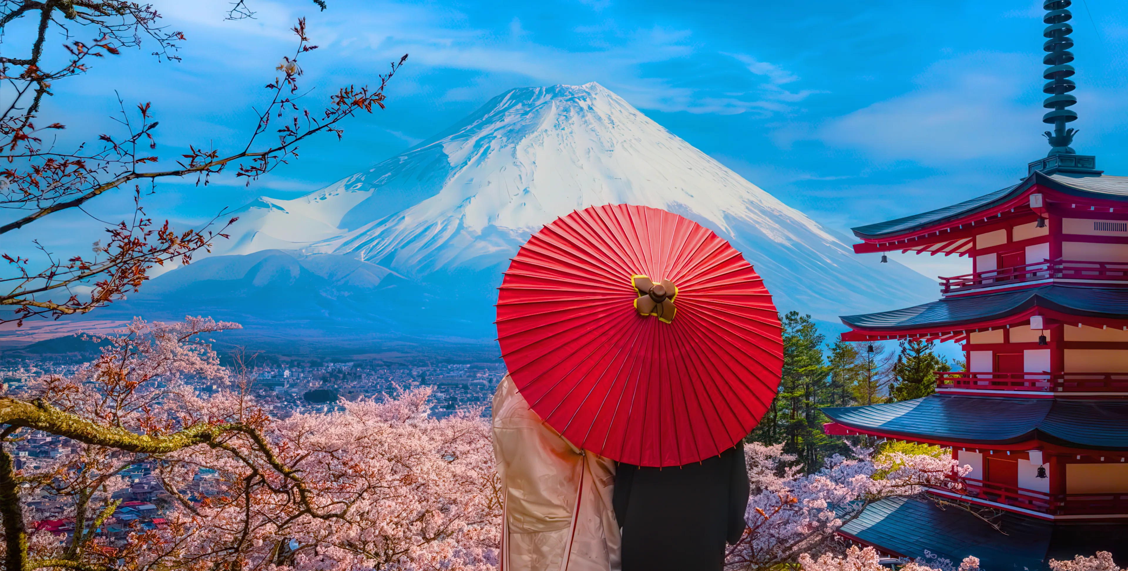 Monte Fuji entre cerezos en flor, junto a la pagoda Chureito